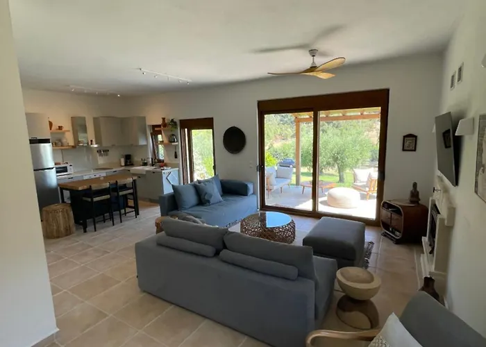 Paralia Homes Cheerful 2 Bedroom With Pool, Unit #1