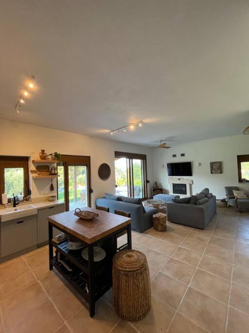 Villa Paralia Homes Cheerful 2 Bedroom With Pool, Unit #1 *