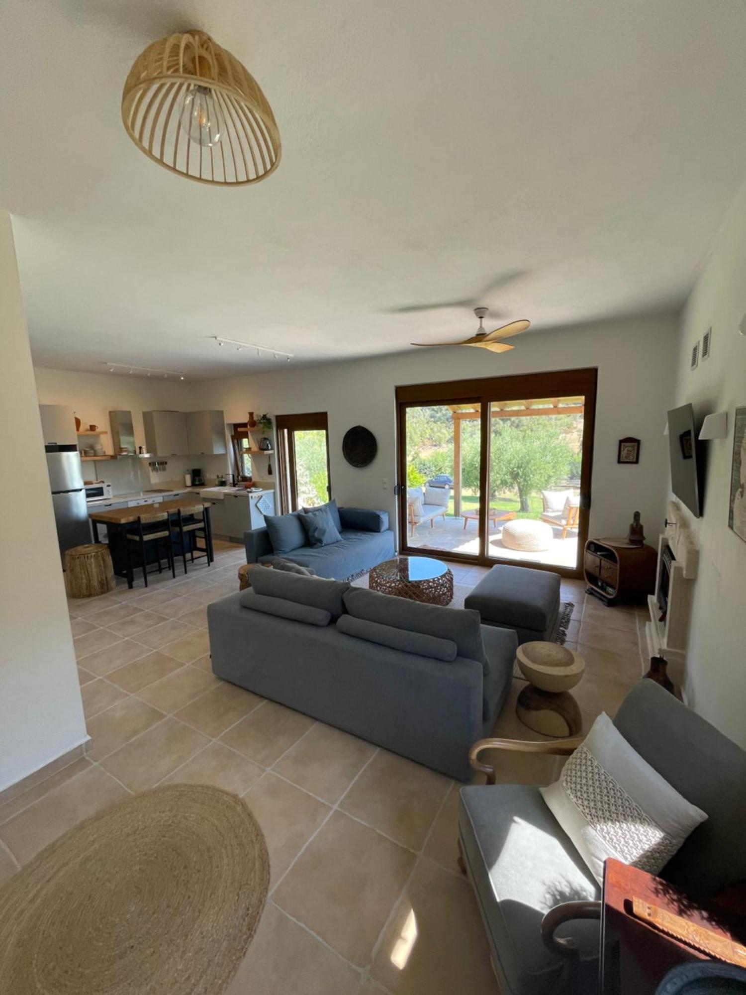 Paralia Homes Cheerful 2 Bedroom With Pool, Unit #1